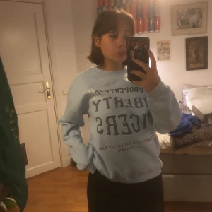 Ljusblå sweatshirt - Super härlig ljusblå sweatshirt! Mycket lite använd så i toppskick! Super mjuk inuti! Sitter bra på mig som är en M, men om man vill ha lite mer oversized rekommenderar jag att den som köper är en XS/S😌  