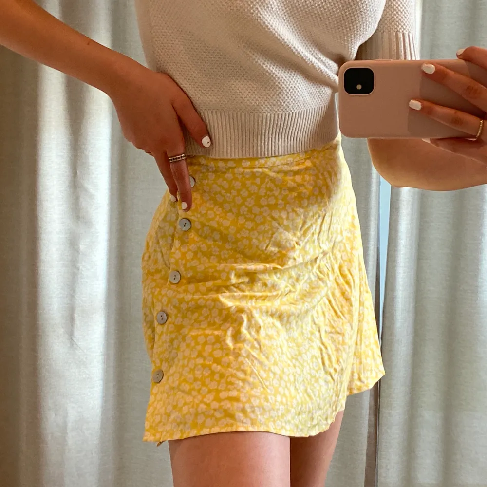 Jätte fin blommig kjol-med knappar, köpt på HM, är använd ca 1-2 gånger💛buda gärna!. Kjolar.