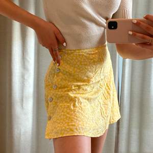 Jätte fin blommig kjol-med knappar, köpt på HM, är använd ca 1-2 gånger💛buda gärna!