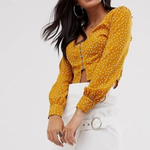 Blus från Asos - Säljer min blus från asos då den ej kommer till användning. Använd endast en gång!💞 storlek 38