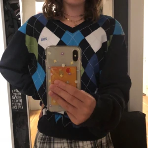 Argyle Sweater  - Säljer min super fina argyle Sweater eftersom jag har en likadan! Säljer bara om jag får bra bud så buda i KOMMENTARERNA❤️❤️ köpt second hand och passar till allt! Storlek xl men passar som oversized på s✨ avslutas på lördag kl 22:00