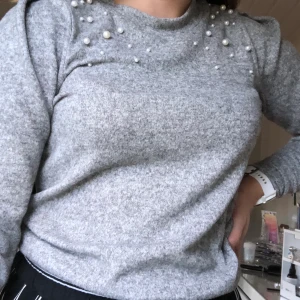 Grå tröja med pärldetaljer  - Snygg grå tröja med pärldetajler samt puffärmaliknande ärmar från Gina Tricot. Frakt tillkommer 💛