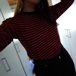 Långärmad randig tröja  - Väldigt praktisk att ha, går att styla på många olika sätt! Frakt är inkluderad i priset, men priset är diskuterbart! 