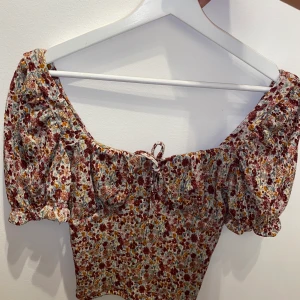 Topp från ginateicot stl xs - Kanppt använd, säljer denna då den är för liten, stl xs. Orginal pris var runt 149-199kr. 