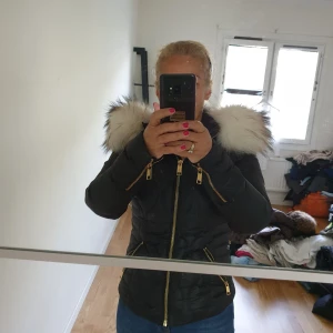 Jacka med päls - Fin jacka med stor vit pälsluva, figursydd kort