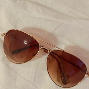 Solglasögon oanvända  - Helt oanvända solglasögon av KAYOBA)) fint skick köp gärna!