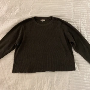 Grön stickad tröja - Grön stickad tröja i strl 2XL från Dressman (känns däremot som en M). Mycket lite använd.