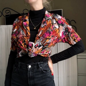 70-talsmönstrad skjorta  - Thriftad 70-talsskjorta i T-shirt modell. Storlek 38 men passar XS-M. Fint blommönster och bra skick! 90kr eller budgivning i kommentarerna. Kund står för frakt💕