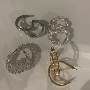 Örhängen  - Alla dessa örhängen för 90kr eller ett par för 50kr, ‼️de vänstra är sålda‼️