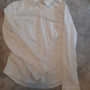 Vit skjorta H&M - Bra skick, liten fläck på baksidan som endast syns om man tittar noggrant.