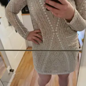 Snyggt desinad klänning från Gina Exclusive. Använt men fint skick 🌠Finns i Karlstad annar står köparen för frakten