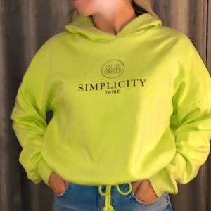 Grön Hoodie med snöre i midjan - Kroppad grön hoodie med snöre i midjan, funkar även som ”vanlig” hoodie. Storlek L men skulle anse den vara en M. Frakt tillkommer