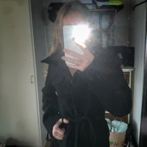 Söt kort kappa - Storlek S, säljes för att den är för stor för mig. Vet inte hur gammal den är, men i fint skick. Svart. 