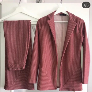 Bootcut byxor med kavaj  - Den är storlek 36/S