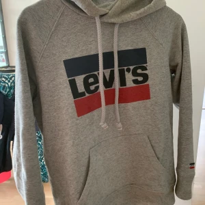 Levi’s hoodie - Knappt använd då den är för stor, jättefint skick. Inga fläckar, inte trasig.  Går bra att pruta men med rätt att neka 