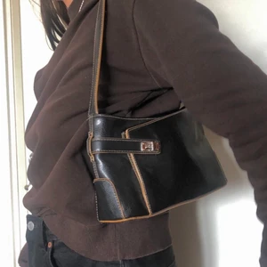 Väska - Sjukt cool axelväska, väldigt rymlig också! Bara att höra av sig vid frågor