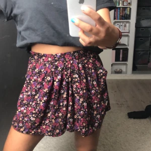 Blommig kjol/shorts  - Säljer dessa shorts som ser precis ut som en kjol. Jätte smidigt att de är ett par shorts då man it behöver vara rädd för att kjolen ska blåsa upp. Frakt tillkommer på 50kr. 