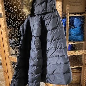 Tommy Hilfiger - En jacka från Tommy Hilfiger storlek L, men den är ganska liten i storlek. Jackans ena dragkedja är lite sönder så därför säljer jag den billigare