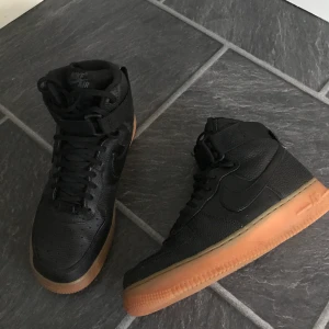 Nike air force 1 - Storlek 38,5, nästan helt oanvänd. Bud från 550kr. Kan mötas upp i Lund, malmö och i Eslöv. Står ej för frakt