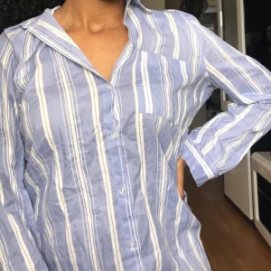 Skjorta - •En skjorta från H&M strl Xs. Helt oanvänd.           •Frakt tillkommer. 