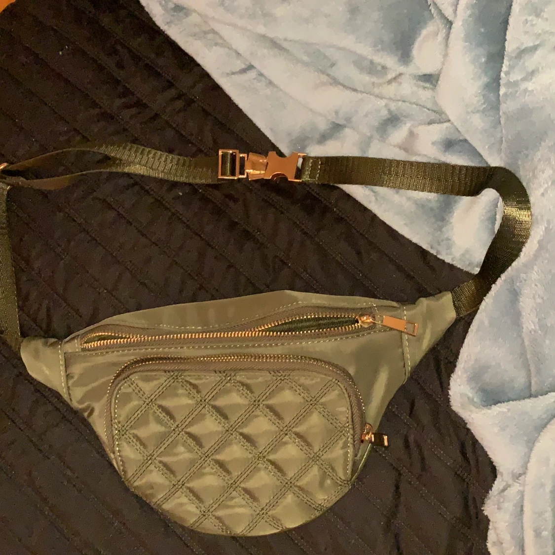 Militärgrön magväska:)