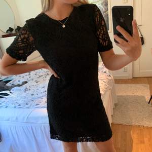 ALDRIG ÄNVÄNT!!! Super fin svart klänning från H&M. Det står storlek 40 men den sitter som en S!! Frakt tillkommer 