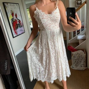 Vit klänning - Super snygg vit klänning från H&M i limited edition! Köpte den för 800kr. Mycket bra skick. Frakt tillkommer 