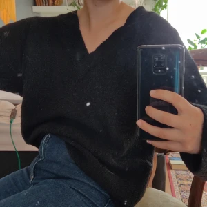 Sweatshirt  - Svart sweatshirt från H&M, superskön! Ganska oversized men passar bra på S-L 🥰 frakt tillkommer på 44 kr