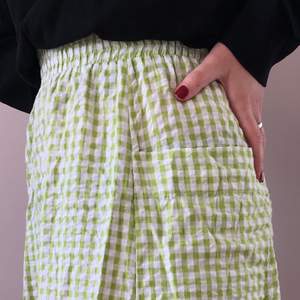 Jättefin kjol från monki med grön/vita ginghamrutor. Storlek XS. Den har två stora fickor framtill också!