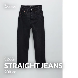 Straight jeans - Super trendiga jeans från zara i superbra skick. Säljer pågrund av att dem tyvärr har blivit för små för mig. Skriv för fler bilder/frågor💓storlek 32🌟170+frakt.            