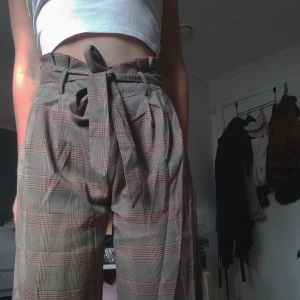 Rutiga, vida byxor - Säljer mina byxor från Forever21 då de inte kommer till användning längre. Knytning och dragkedja (krånglar ibland men har funkat de senaste gångerna) i midjan 💛 frakt tillkommer på 44 kr