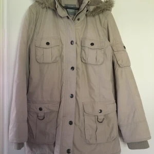 Vinterjacka  - Säljer denna då jag aldrig har använt den så skicket är väldigt bra, inte är i min stil & har blivit för liten för mig.  Storlek:158