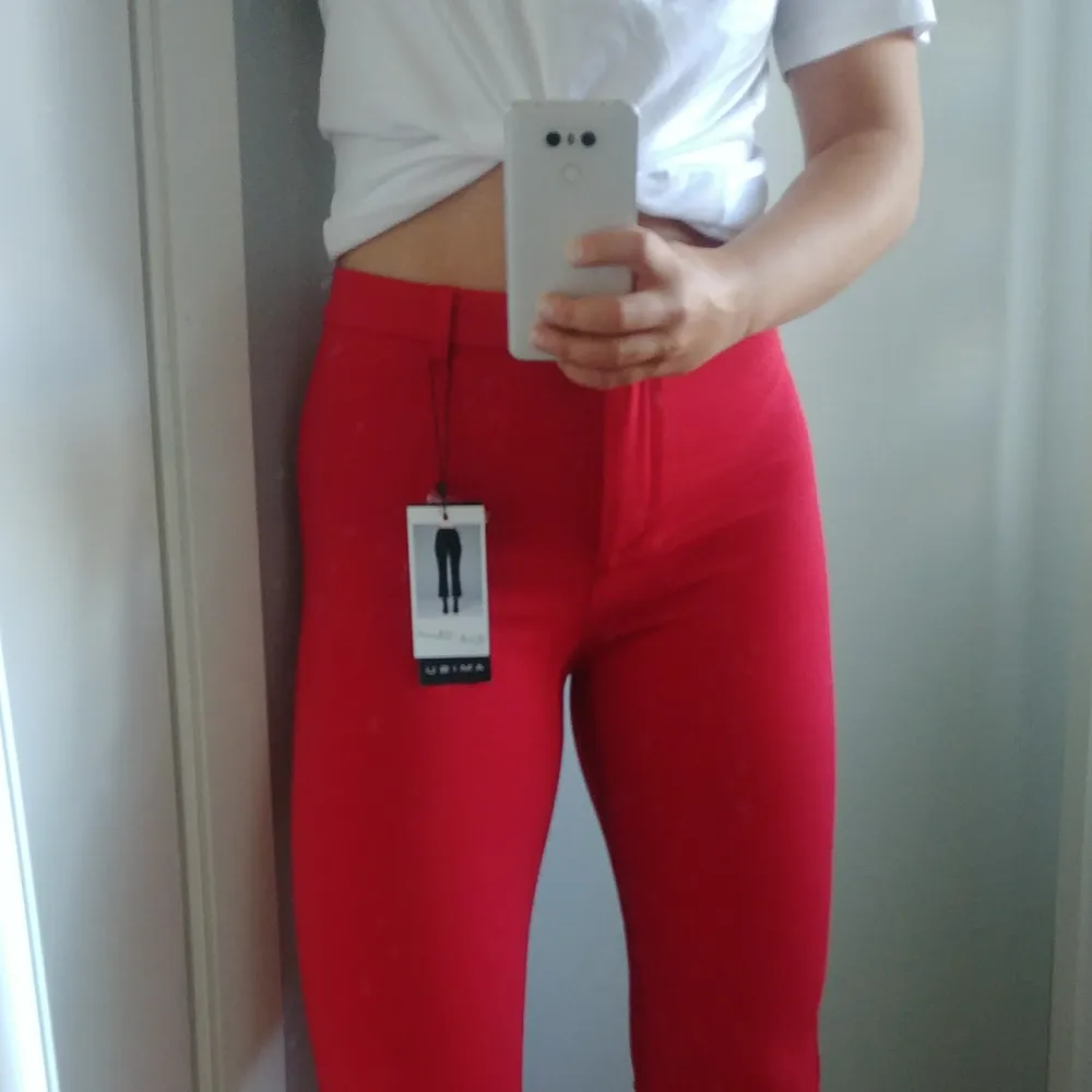 Snygga, bekväma, röda byxor från amisu i kickflare modell i nyskick med prislapp kvar. Dessvärre något för korta för mig som är 174 cm. Jeans & Byxor.