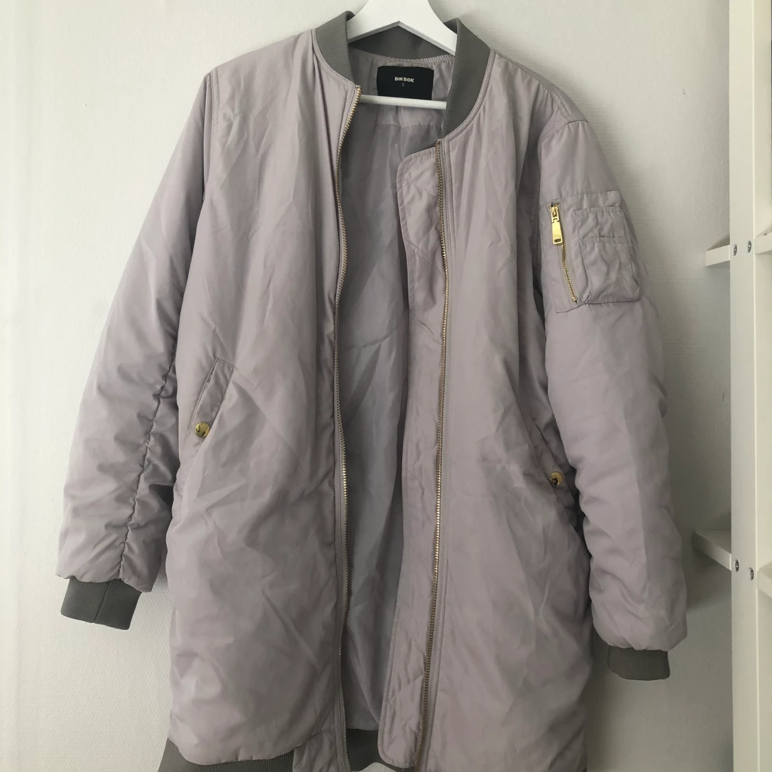 Lång bomberjacka från Bikbok