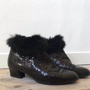 Vintage klackskor  - Sååå dö snygga skor 😍 vill verkligen inte sälja men insätt att dem är lite för små på mig tyvärr. Har lite repor och skavanker 