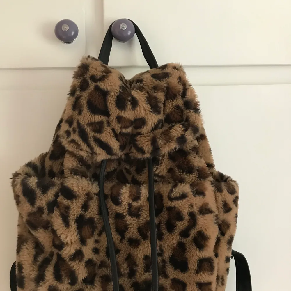 En ryggsäck med leopardmönster. Den har en yttre ficka samt en inuti ryggsäcken. Bra för skola, rymmer dator och anteckningsbok! Supersöt men kommer inte till användning :(. Väskor.