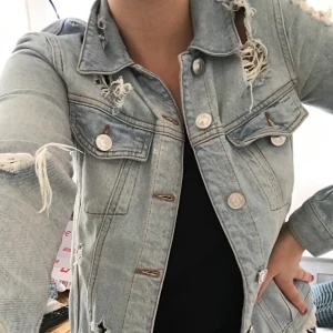 Vintage jeans jacka  - Säljer min super coola ljusblå jeans jacka från River island! Coola slitningar lite överallt. Storlek S, passar XS-M. Nypris 700kr. Säljer för 150kr! (* frakt) BUDA I KOMMENTARERNA 💘🌈
