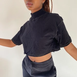 T-shirt med polokrage  - T-shirt med polokrage, kontrasterande stygn i neon grön 🌱