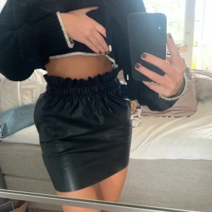 Kjol - En jättefin kjol från Hm, nästan aldrig använd! 