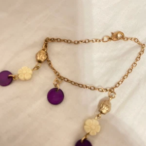 Guldig armband  - Ett fint armband helt handgjort och oanvänt, finns matchande örhängen kontakta för bilder)) köp gärna! (Frakt 12kr)