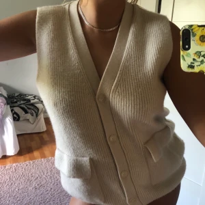 Stickad väst Zara - Säljer min superfina och trendiga väst från zara, den är bara använd 2 gånger så i mycket bra skick! Storlek M men passar både större och mindre beroende på vilken passform man vill ha💕200kr inkl frakt