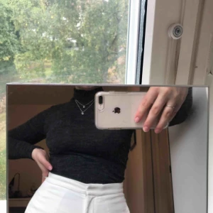  - ✨ POLOTRÖJA ✨  Perfekt för vintern då den är varm o härlig! Den har ett hål vid ena ärmen (sista bilden), det syns knappt men går att sy igen om man vill.   Köpare står för frakt.    !!🦋Finns endast fram tills lördag 12/9🦋!!