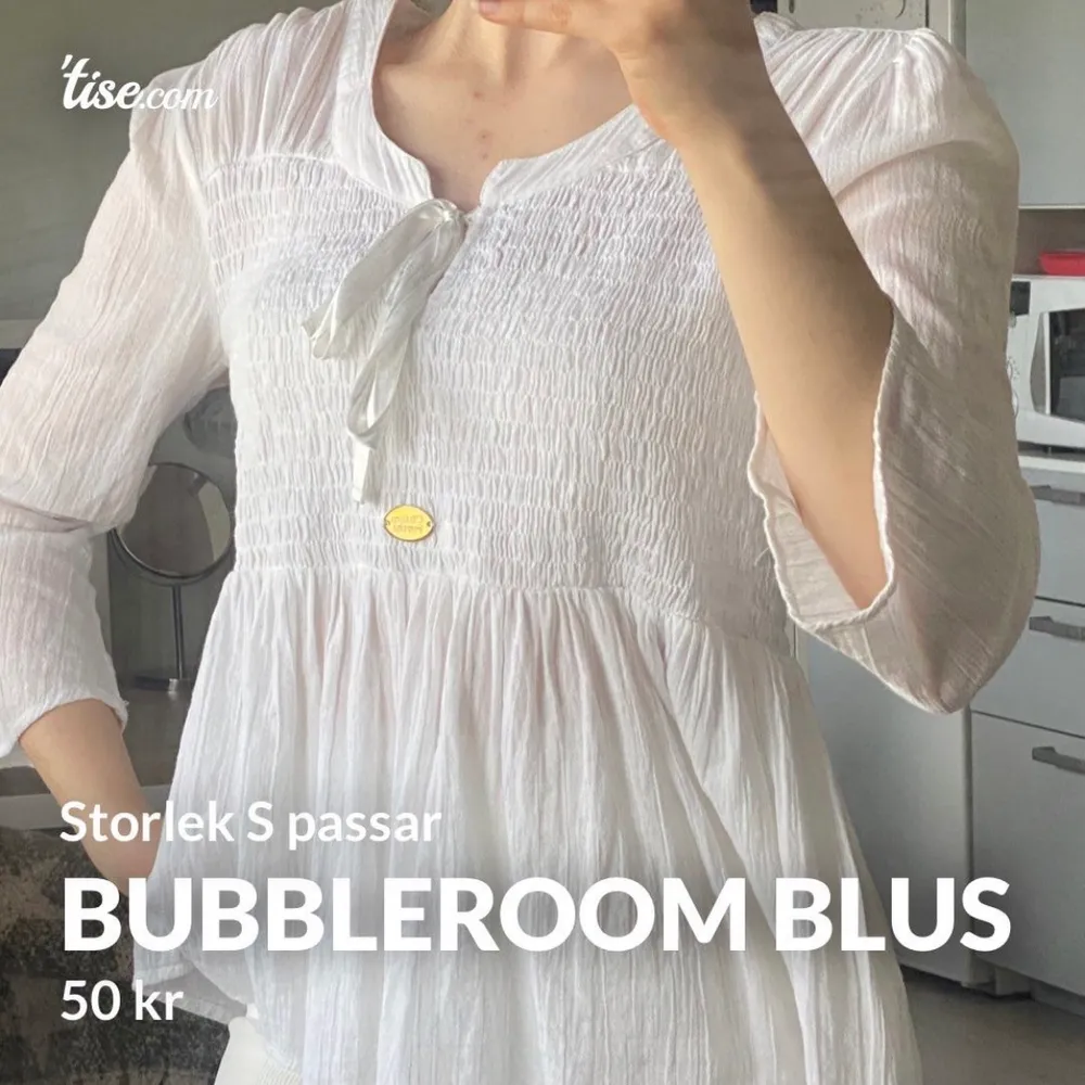 Bubbleroom blus som jag köpte 4 år sedan, använt 3 gånger sen dess så den är som helt ny. Synd att den bara ska ligga o skräpa i garderoben när den ändå är så fin!. Blusar.