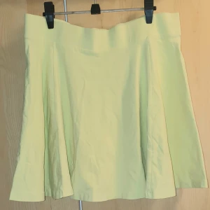 Gulgrön kjol strl. L - Gulgrön kjol strl. L. Köpt på H&M. Två mindre foundationfläckar finns (bild 2 & 3) men de syns iprincip inget och man får verkligen leta efter dem. Fläckarna var där redan när jag köpte kjolen. Endast använd 1/2 ggr. Pris kan diskuteras. Skickas mot fraktkostnad. 