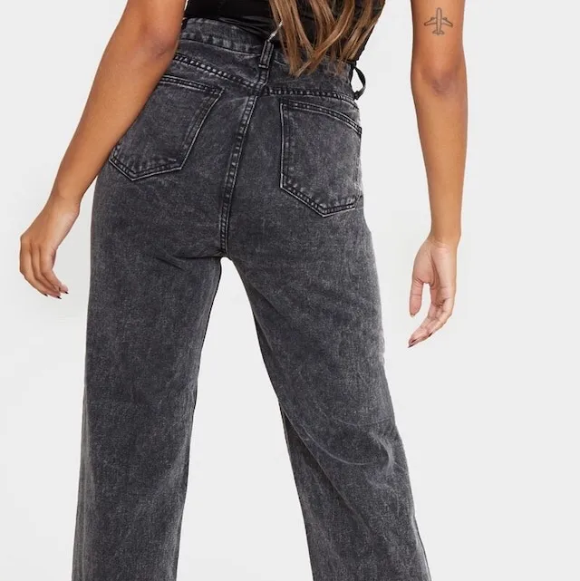 Urtvättade svarta jeans. Aldrig använda. Har en stil från 90-talet. Fraktkostnad tillkommer.. Jeans & Byxor.