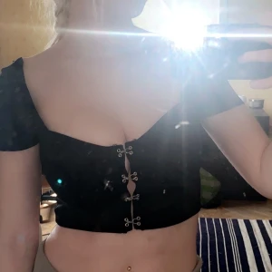 Svart top xs - Superfin och trendig topp från Nelly, köpt för ca 200kr (kommer ej ihåg.) ✨ Säljs då den är en aning för liten för mig. Skulle passa en A/B kupa bättre 💓 Frakt 22kr