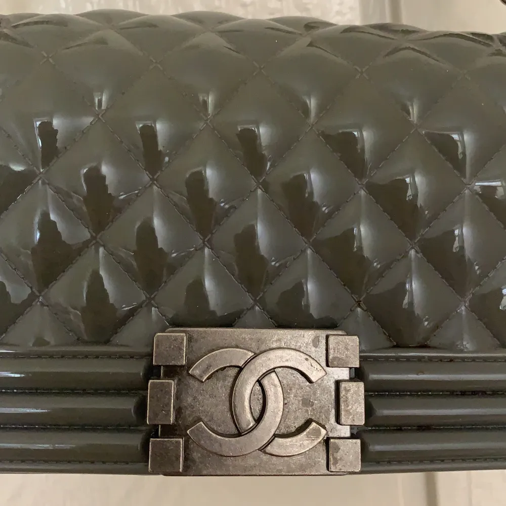 Väska från Chanel , ej äkta. Unik väska. Tillverkad i tjock mjukplast med metalldetaljer i antik stil. Fint skick. Små färgeffekter på sida om badet. Inget som syns tydligt alls ( se bild) inköpt för 1200kr. Köparen står för frakt . Väskor.