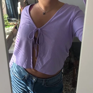 Kofta - jättesöt, ljuslila kofta. säljer då den aldrig kommer till användning. köparen står för frakten! 