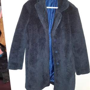 Så snygg mörkblå pälskappa jacka från Esmara. Går att stänga med knappar. Passar strl small-medium. 
