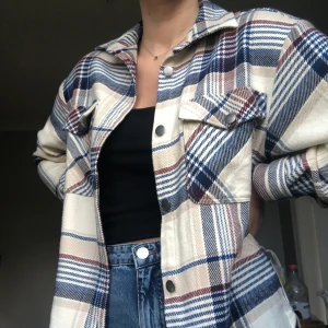 Skjorta/skortjacka - Fin skjortjacka som ofta är slutsåld! Endast använd 1 gång. Frakt 63kr. 